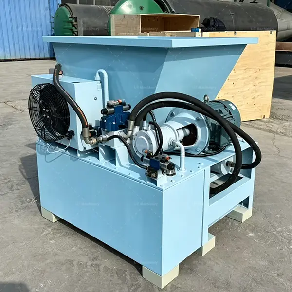 메인 모터와 유압 펌프를 보여주는 UT Machinery 유압식 바이오매스 브리켓 프레스의 후면 기술 세부 뷰