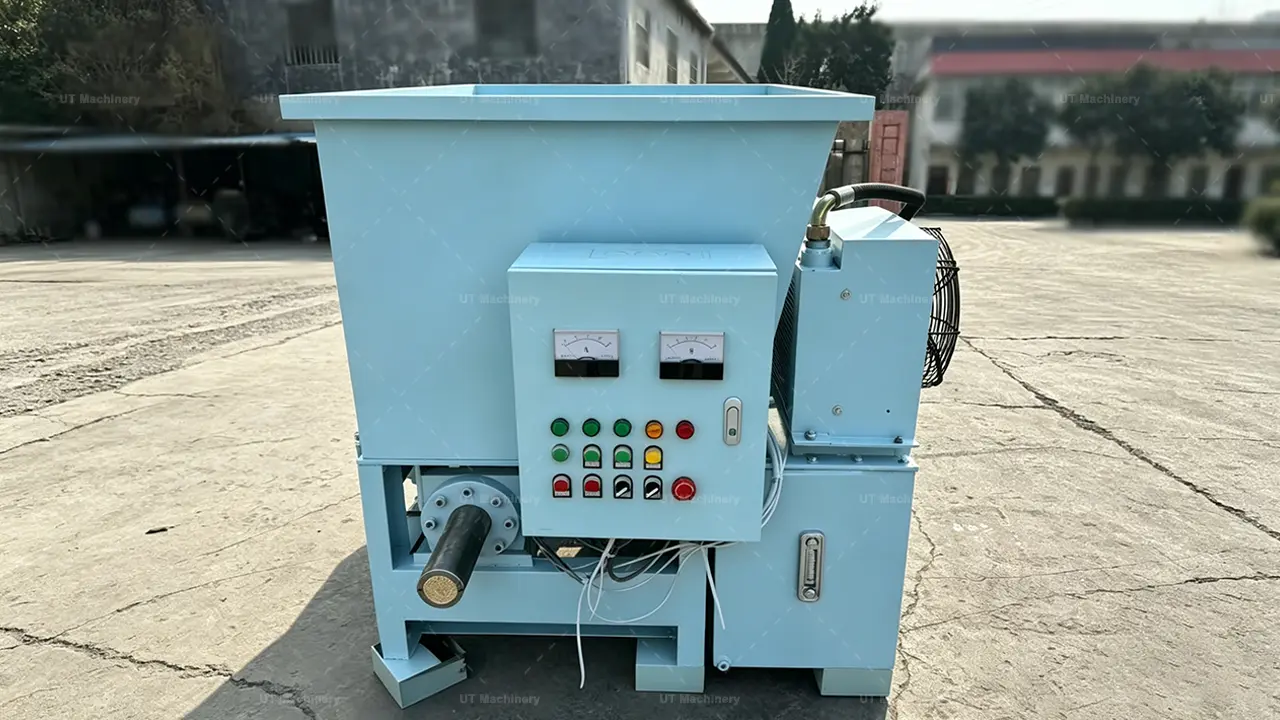 60mm 배출구와 제어반(컨트롤 패널)이 장착된 UT Machinery 유압식 바이오매스 브리켓 프레스 머신의 전면부