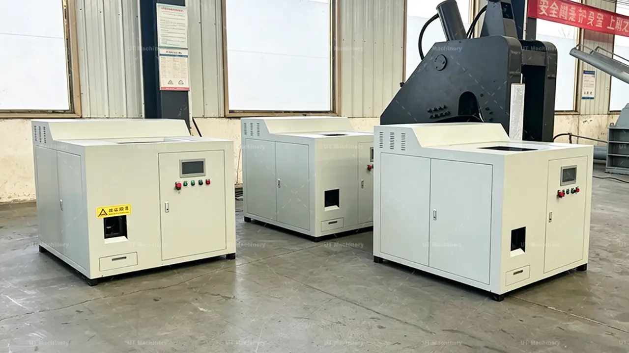 UT Machinery 공장 작업장에서 최종 부하 테스트를 진행 중인 일렬로 늘어선 대형 유압식 금속 브리켓 프레스 기계.