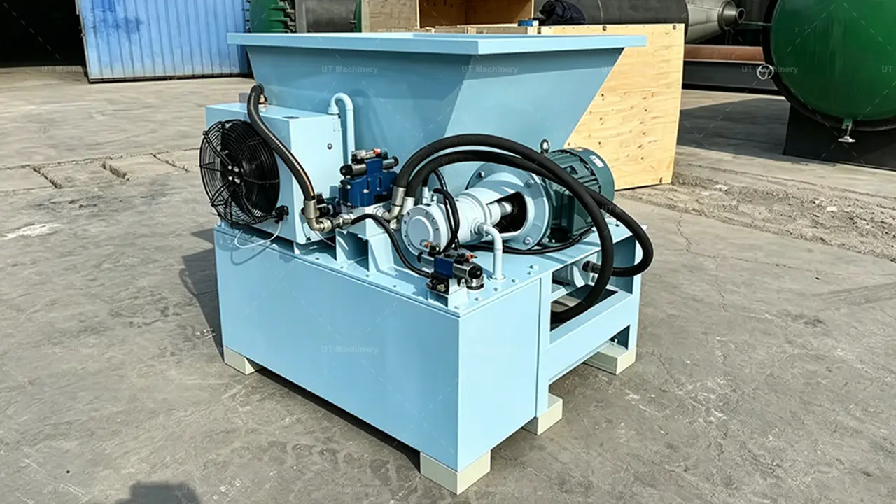 UT Machinery 브리켓 프레스의 유압 피스톤 시스템 및 모터의 기술 세부 정보 뷰