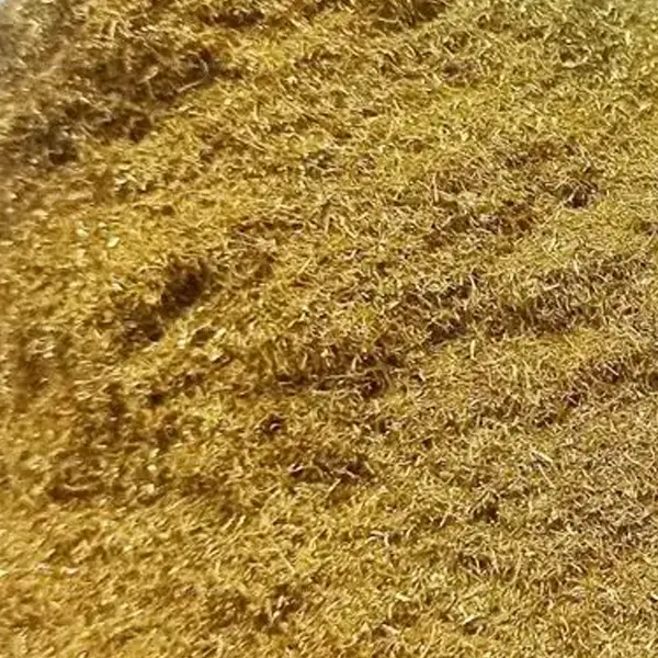 유압식 브리케팅(압축) 공정을 거치기 전의 뭉쳐지지 않은 미세한 황동 톱밥(Sawdust) 및 금속 분말 원원료.