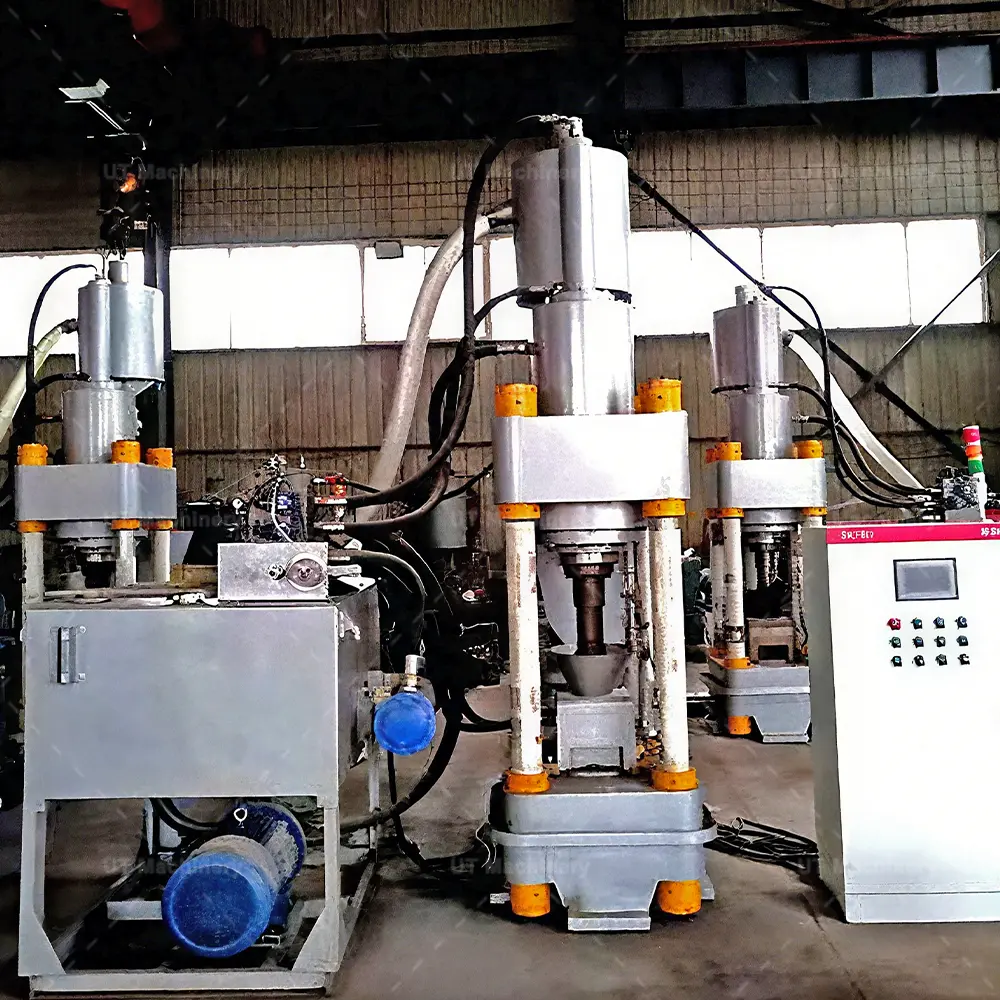 자동 PLC 제어 캐비닛을 갖춘 수직형 황동 칩 브리케팅 머신이 대량 생산되는 UT Machinery 공장 조립 라인.